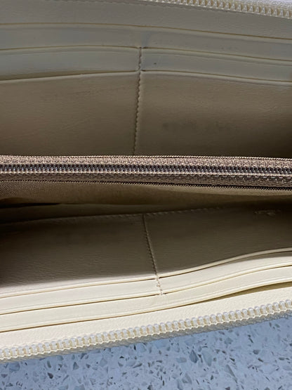 Fendi Vintage White Zip Around Wallet (Pre-Owned)